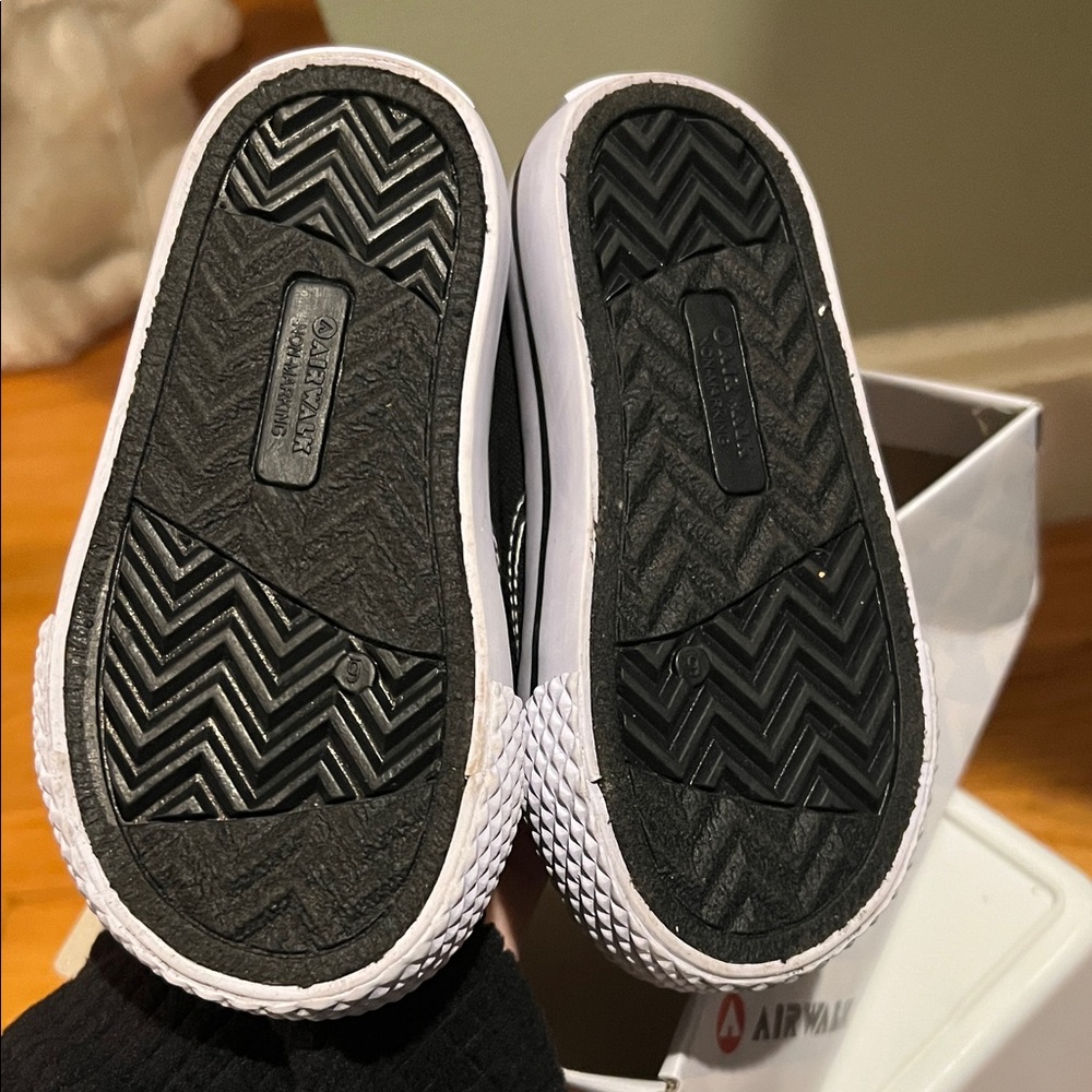 Airwalk Youth Black and White Velcro Sneakers - Picture 2 of 3